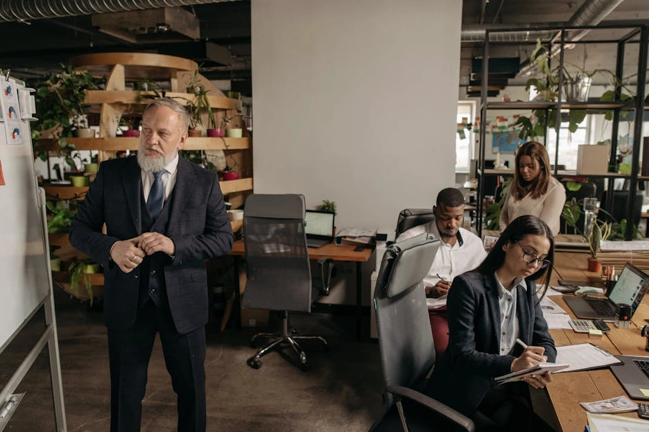 Un team di manager in videoconferenza con un consulente strategico